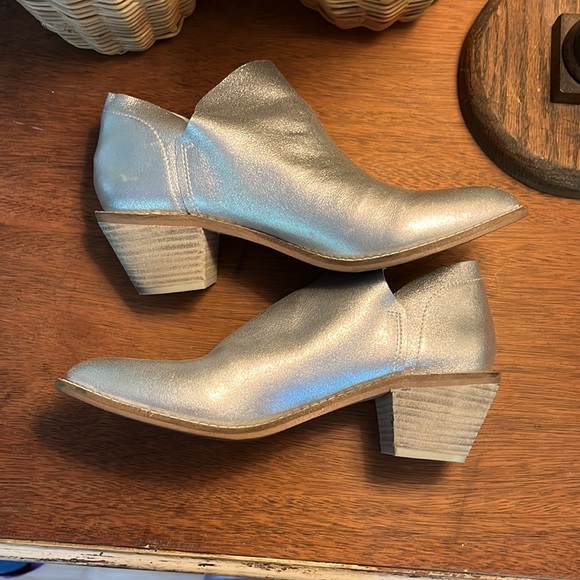 KELSI DAGGER :: super soft leather silver ankle boot :: size 8 :: EUC - Picture 5 of 9